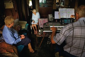 Przed laty posłała synów do szkoły muzycznej, na starość grali jej na klawiszach, zwłaszcza Tomek.