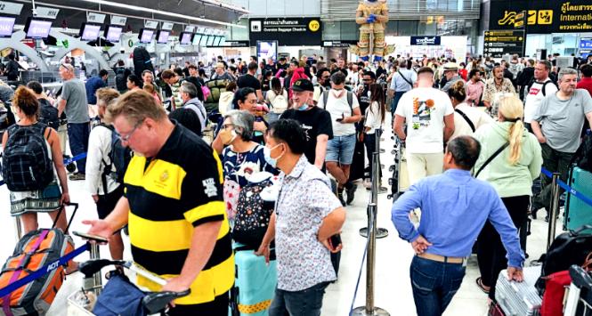 Turyści na lotnisku w Bangkoku, 4 stycznia 2023 r.