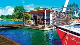 Mielno, jeden z domów składających się na pływający hotel na jeziorze Jamno.