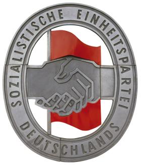 Odznaka SED, partii wschodnioniemieckich komunistów.