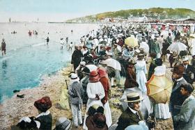 Plaża w Deauville na pocztówce z początku XX w.