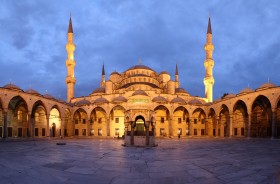 Turcja jest jedyną demokracją w morzu islamskim - przypomina wiceminister ds. europejskich Haluk Ilicak. Na fot. Błękitny Meczet w Stambule.