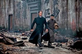 Christian Bale w „Kwiatach wojny”, w przebraniu katolickiego księdza.