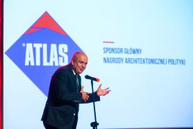Przemawia (dowcipem rozładowując napięcie) Jacek Michalak, wiceprezes firmy Atlas, główny sponsor Nagrody Architektonicznej POLITYKI.