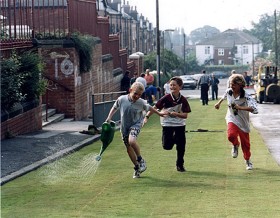 Chłopcy z angielskich osiedli robotniczych mają pod dostatkiem wody, ale o prawdziwą zabawę na trawie trudno. Zmieniło się to  pewnego lata w Leeds…