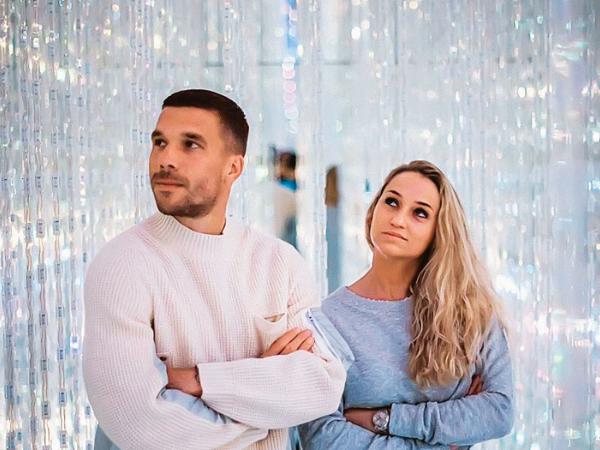 Lukas Podolski z żoną Moniką.