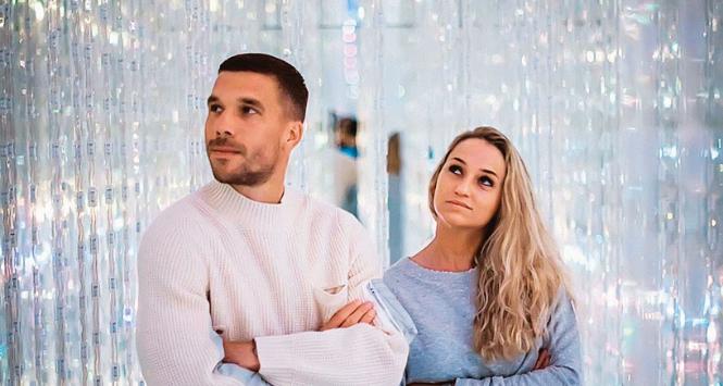 Lukas Podolski z żoną Moniką.