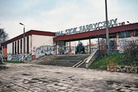 Dworzec Białystok Fabryczny świeci pustkami, fabryki upadły.