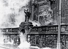 Marzec 1968, warszawski kościół św. Krzyża w oparach milicyjnego gazu łzawiącego.