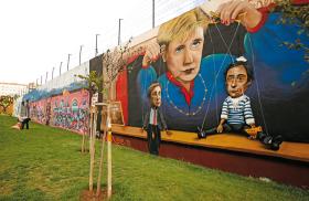 Stosunek Portugalczyków do własnego rządu jasno wyraża graffiti przedstawiające Angelę Merkel sterującą kukiełkami premiera Coelho i ministra spraw zagranicznych Portasa.