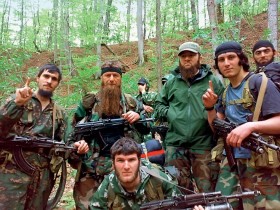 Komendant Dokku Umarow (trzeci z prawej) ze swoimi ludźmi. Tutejsi islamscy ekstremiści chcą ustanowienia Emiratu Kaukaskiego.