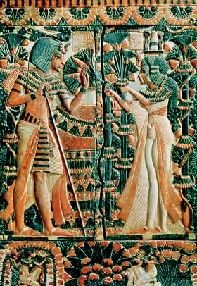 Tutanchamon i jego żona Anchesenamon – wieczko skrzynki z kości słoniowej (Muzeum Egipskie w Kairze).