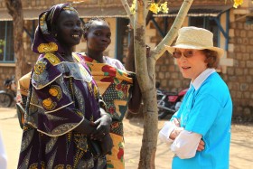 Rosalynn rozmawia z mieszkankami Sudanu Południowego przed referendum w sprawie podziału kraju, Juba, 2011 r.
