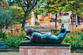 Plac Fernando Botero zdobią rzeźby ufundowane przez tego urodzonego w Medellin kolumbijskiego artystę.