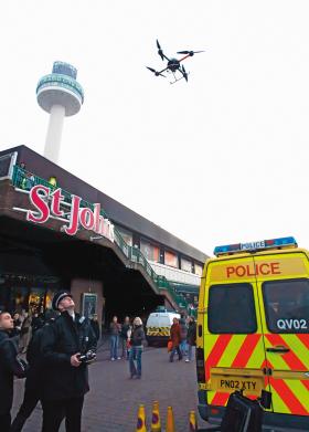 Policja z Liverpoolu już od kilku lat wykorzystuje drony do obserwacji hucznych imprez klubowych, odbywających się tuż przed Bożym Narodzeniem.