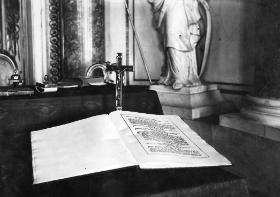 Księga Konstytucji Rzeczpospolitej, używana przy zaprzysiężeniu Prezydenta RP na Zamku Królewskim.