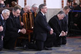 Uroczysta msza św. w Archikatedrze Warszawskiej w intencji tragicznie zmarłych w katastrofie pod Smoleńskiem, 13 kwietnia 2010 r.