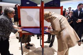 Hillary Clinton i były prezydent Bill Clinton zagłosowali rano w Chappaqua w stanie Nowy Jork.