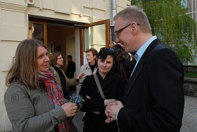 Dzięki pięknej pogodzie impreza przeniosła się przed redakcję. Angelika Kuźniak w rozmowie z Mariuszem Szczygłem.
