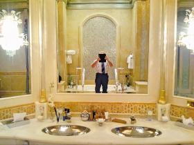 Lech Wałęsa nie omieszkał pochwalić się, jak wielką łazienkę miał jego apartament hotelowy w Dubaju.