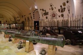 Zbrojownia Pałacu Wielkich Mistrzów to muzeum posiadające jeden z największych zbiorów broni (XVI – XVIII w.) w Europie. Prawdziwa gratka dla miłośników militariów.