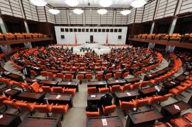 W jednoizbowym parlamencie, czyli Wielkim Zgromadzeniu Narodowym Turcji zasiada 550 deputowanych.