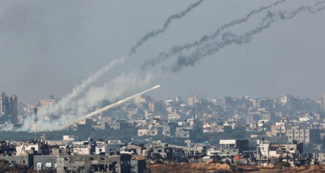 Rakiety wystrzeliwane ze Strefy Gazy w kierunku Izraela, 1 grudnia 2023 r.