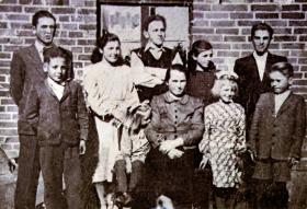 Miron Kierkosz po przesiedleniu z rodziną w PGR Dalewo, koniec lat 40. (pierwszy z prawej w drugim rzędzie)