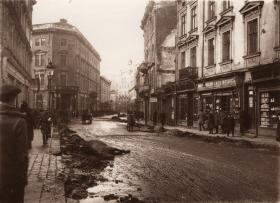 Lwów, koniec 1918 roku. Martwe konie na ulicy Słowackiego po walkach polsko-ukraińskich.