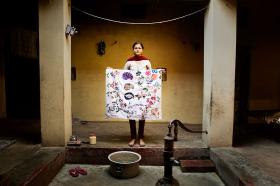 Jaya Pandey, 16 lat, 2 siostry i 2 braci. Jej hobby to malowanie. Kupiła materiał na OBRUS i sama go pomalowała. Czasem daje swoje prace w prezencie. Po szkole gotuje, sprząta i spotyka się z przyjaciółmi. Chce być nauczycielką malowania. Khalilabad