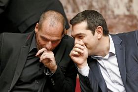 Politycy greckiej Syrizy: Janis Warufakis i Alexis Tsipras uśmiechają się miło, negocjują twardo.