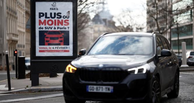2 lutego 2024 r. paryżanie zagłosowali za propozycją podniesienia opłat parkingowych dla SUV-ów w stolicy Francji w celu zmniejszenia emisji i zwiększenia bezpieczeństwa pieszych.