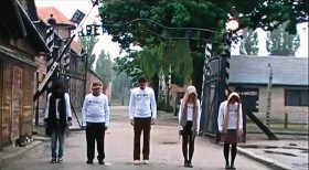 „Dancing Auschwitz” – były więzień obozu Adam Adolek Kohn i jego rodzina tańczą w muzeum oświęcimskim do przeboju „I will survive”. Ten zapis wideo jest masowo oglądany na YouTube.