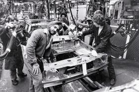 Fabryka samochodów w Wlk. Brytanii, 1978 r. Dzisiaj takiego obrazu współpracy już nie zobaczymy.