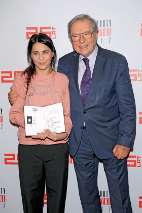 Nagrodzona reżyserka Jagoda Szelc z Krzysztofem Zanussim, który wręczył jej Paszport w kategorii Film.