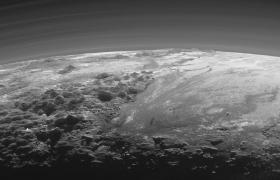 Sputnik Planum sfotografowany z odległości 18 tys. km. Na zdjęciu widać wyraźnie wiele warstw mgieł i oparów unoszących się w rozrzedzonej, ale bardzo wysokiej atmosferze Plutona. Widoczny obszar ma 380 km średnicy.