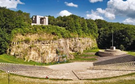 Góra św. Anny, dzisiejszy wygląd amfiteatru z pomnikiem Xawerego Dunikowskiego na wzgórzu.