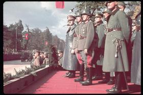 Adolf Hitler odbiera defiladę wojsk niemieckich w Warszawie, 5 października 1939 r.