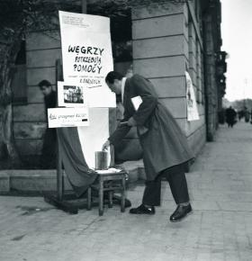 Punkt pomocy dla Węgrów w Warszawie. Polacy żywiołowo zareagowali na wybuch węgierskiego powstania.