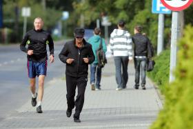 Premiera Donalda Tuska można spotkać w weekendy biegającego po ulicach Sopotu. Zawsze w towarzystwie ochrony (z lewej).