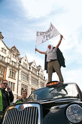 Taksówkarze londyńscy zastrajkowali przeciw dopuszczeniu aplikacji Uber na rynek.
