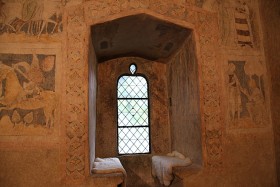 Siedlęcin koło Jeleniej Góry, wnętrze wieży rycerskiej z XIV w. z polichromiami z historią rycerza Lancelota z Jeziora, szlak łącznikowy Via Cervimontana św. Jakuba.
