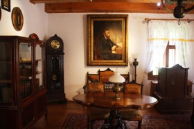Bóbrka, skansen naftowy, dom Ignacego Łukasiewicza (z jego portretem), zarazem biuro dawnej kopalni ropy.