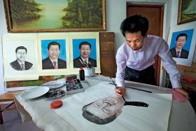 Malarz Luo Jianhui przygotowuje w swej pracowni w Kantonie portrety Xi Jinpinga, który zostanie szefem Komunistycznej Partii Chin.