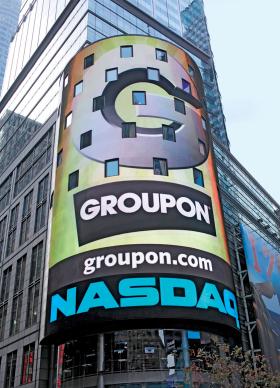 Groupon - nazwa powstała z połączenia słów grupa i kupon, bo idea serwisu polega na kojarzeniu firm, chcących zdobyć klientów i rozreklamować swoją działalność.