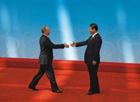 Historyczny uścisk dłoni Putina i Xi Jinpinga w Szanghaju.