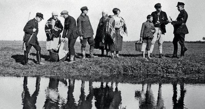 Polska Straż Graniczna rewiduje grupę osób w ramach walki z przemytem, 1924 r.
