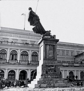 Usuwanie pomnika Feliksa Dzierżyńskiego z pl. Bankowego w stolicy w 1989 r.
