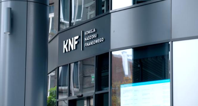 Siedziba Komisji Nadzoru Finansowego w Warszawie. Czy KNF będzie kolejną instytucją, nad którą PiS zachowa kontrolę mimo utraty władzy?