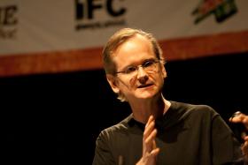 Lawrence Lessig jest założycielem organizacji Creative Commons, która uruchomiła alternatywny system prawa autorskiego – twórcy mogą w nim dobrowolnie udostępniać swe dzieła do użytku publicznego.